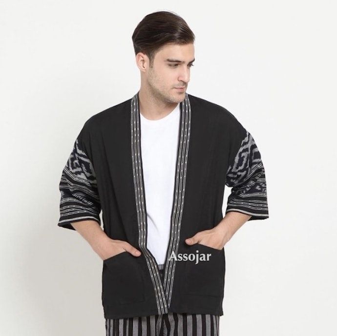 Pertimbangkan kimono cardigan pria motif batik dan tenun untuk tampil etnik