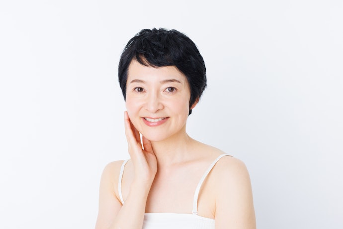 Untuk efek anti-aging seperti mengurangi garis halus dan kerutan, utamakan serum dengan retinol