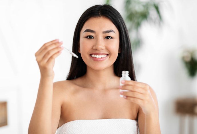 Untuk menghindari efek iritasi, pilih serum vitamin C yang bebas alkohol dan parfum