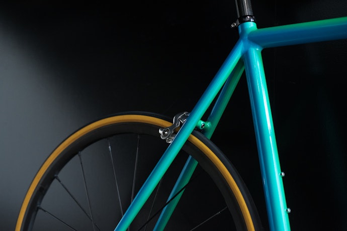 Apabila Anda memiliki budget di atas 10 juta, prioritaskan road bike dengan frame dan velg berbahan carbon