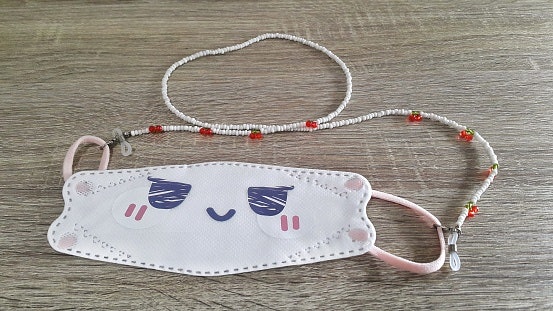 Untuk wanita yang tidak berhijab, pertimbangkan konektor masker kalung yang praktis, tinggal dicantolkan