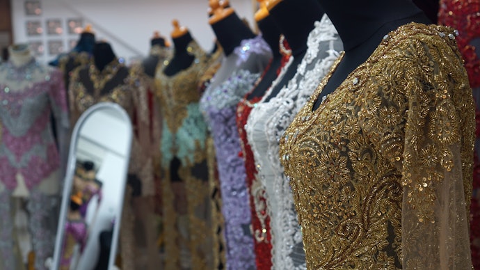 Perhatikan bahan brokatnya