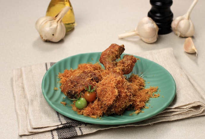 Cobalah bumbu instan ayam kalasan, ayam lengkuas, atau ayam serundeng jika Anda mau ayam goreng dengan taburan yang gurih