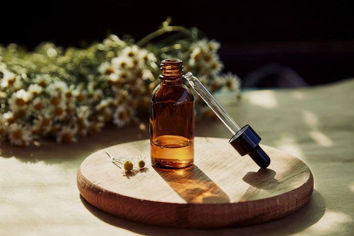 Untuk kulit berminyak, temukan juga tambahan kandungan sebum controller seperti zinc, niacinamide, atau green tea