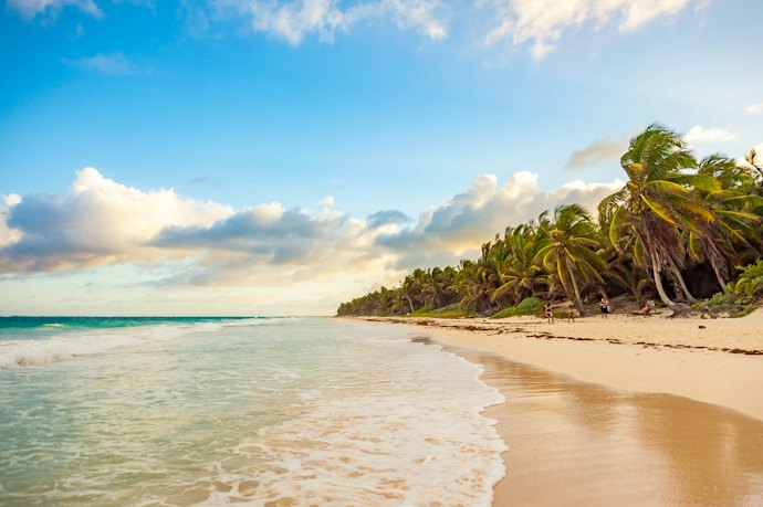 Wisata pantai, pas untuk bersantai sambil menikmati angin sepoi-sepoi