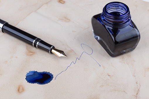 Untuk mencegah pemalsuan dokumen, gunakan pulpen dengan tinta berwarna biru