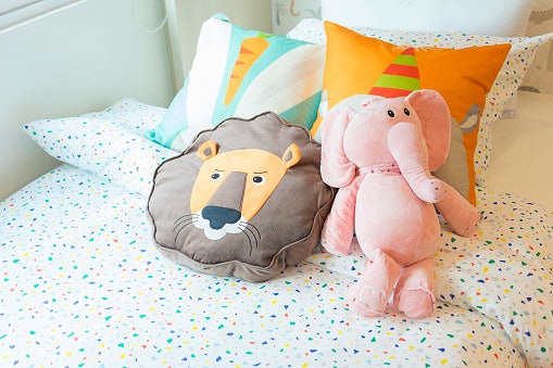 Cari bantal boneka lucu ukuran 30–40 cm untuk dekorasi minimalis