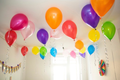 Pilih balon yang bisa diisi gas helium untuk dekorasi langit-langit ruangan