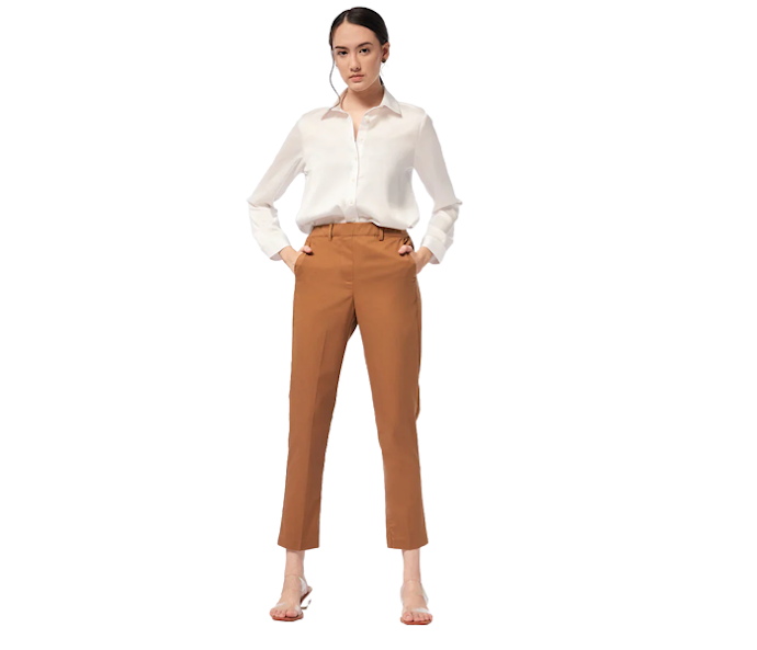 Untuk kantor atau smart formal wear, pilih yang clean cut, warna netral, atau bermotif kotak dan garis