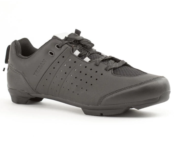 Pilih sepatu sepeda dengan lubang ventilasi agar breathable