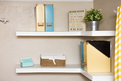 Untuk ruang salat yang sempit, pilih floating shelf atau standing shelf yang bentuknya ringkas