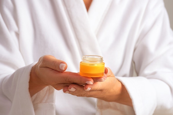 Untuk memudarkan flek hitam, pilih cream dengan brightening agent seperti alpha arbutin, vitamin C, dan niacinamide