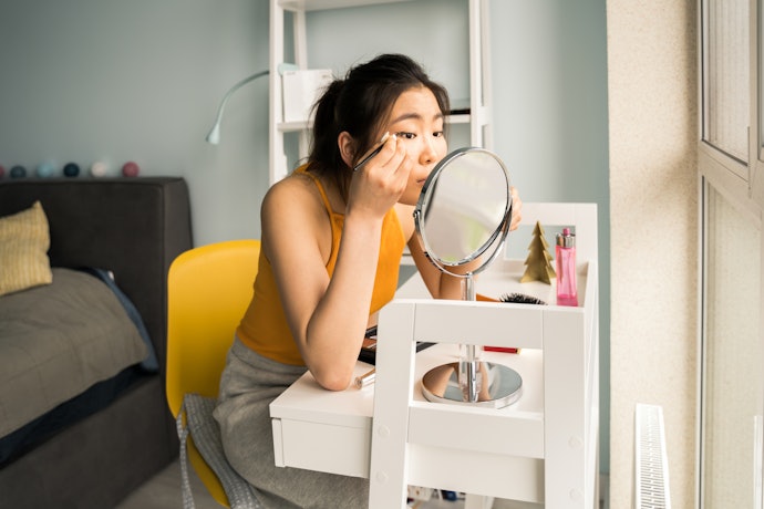 Prioritaskan eyeliner klaim tambahan bila Anda perlu memakai makeup lebih dari 4 jam