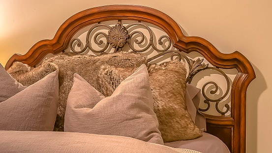 Agar tampilan lebih mewah, beli yang dilengkapi headboard