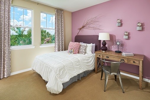 Jika dipasang di kamar tidur, pilih awning windows atau slider windows