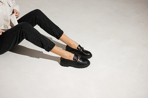 Jika kuliah di jurusan yang formal atau berseragam, utamakan sepatu pantofel model loafer (flat shoes) dan oxford