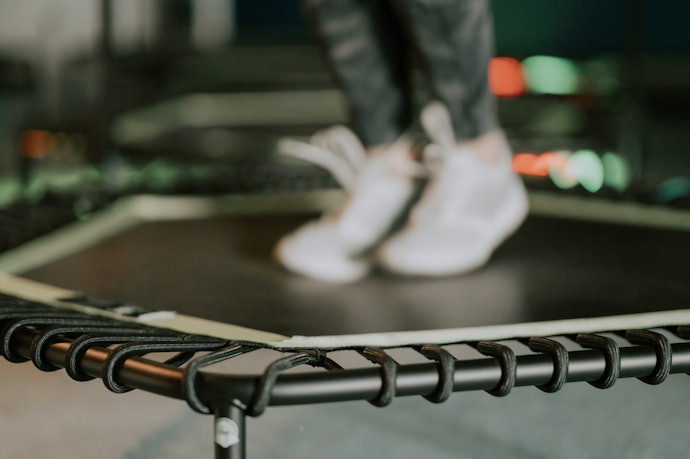 Utamakan trampolin dengan rangka besi yang kuat dan awet