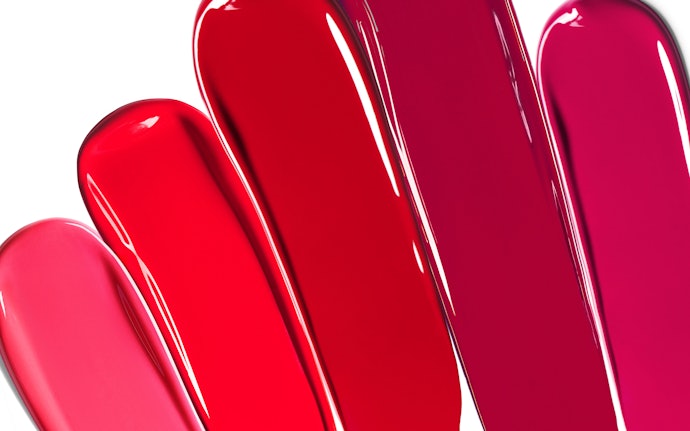Prioritaskan lip tint dengan tekstur kental agar dapat memberi coverage yang lebih baik pada bibir hitam
