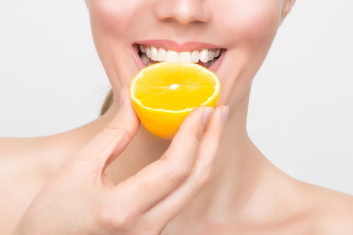 Pastikan pula keberadaan bahan pencerah, seperti niacinamide atau vitamin C, dalam lip tint untuk bibir hitam