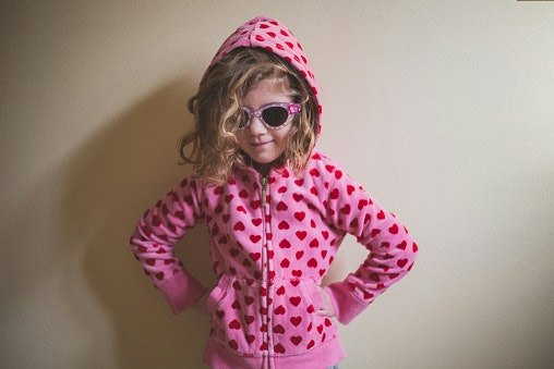 Pastikan bahan hoodie anak perempuan nyaman dan halus di kulit, seperti bahan katun, fleece, dan baby terry