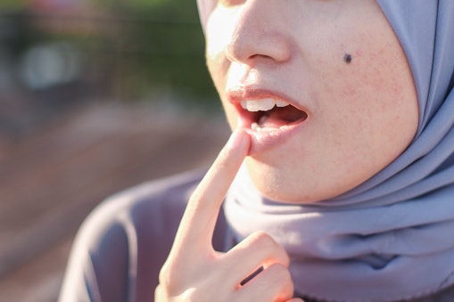 Untuk bibir kering, cari lip tint lokal yang mengandung bahan pelembap oklusif atau glycerin agar bibir tak mudah terkelupas