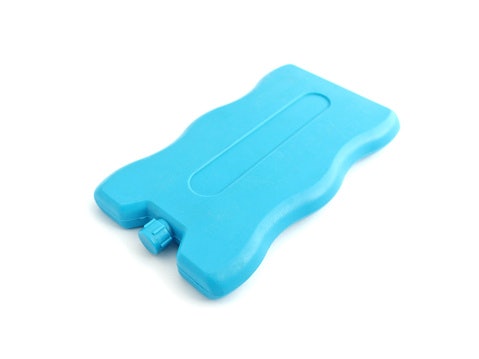 Pilih ice pack yang keras bila Anda mengutamakan daya tahan, misalnya untuk air cooler atau cooler box