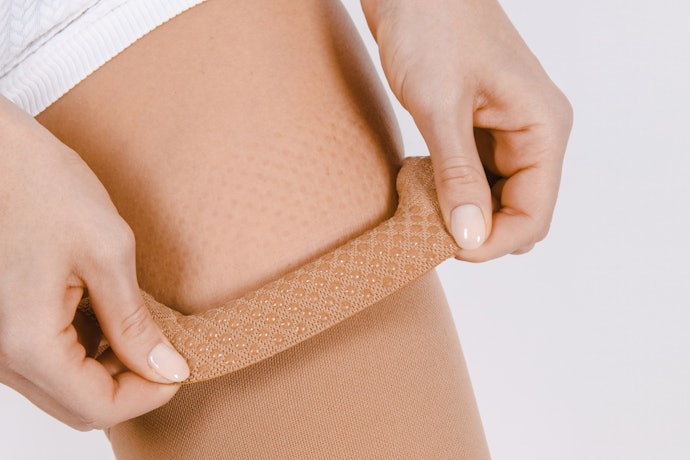 Untuk masalah varises, pilih stocking compression dengan level kompresi 15–20 mmHg yang ringan atau 20–40 mmHg yang lebih ketat