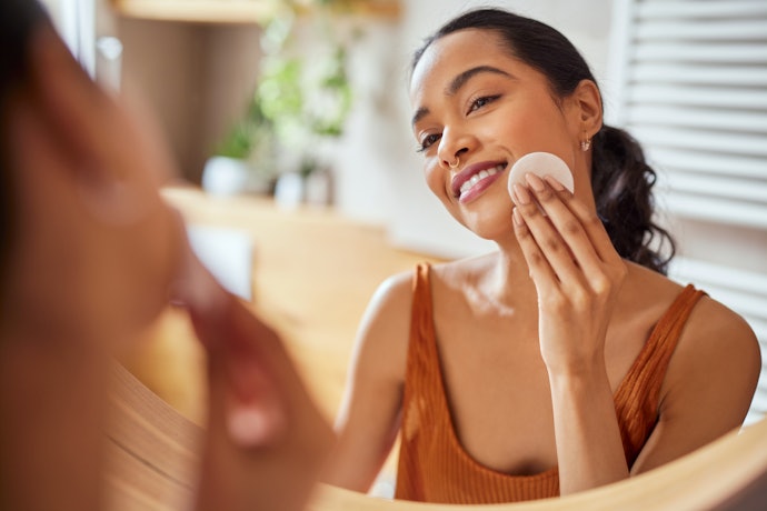 Jika kulit kombinasi Anda dibarengi jerawat, exfoliating toner bisa diutamakan