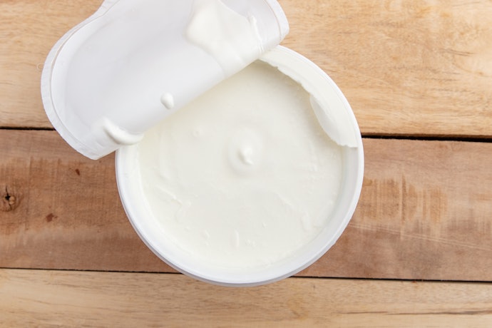 Pilih biang yoghurt yang mengandung live culture