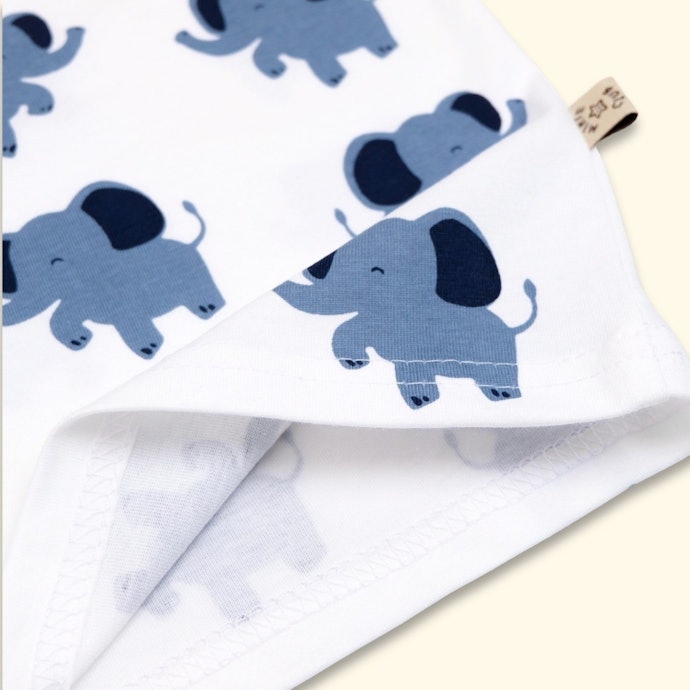 Utamakan bahan baju bayi yang nyaman di kulit, seperti katun, linen, dan waffle