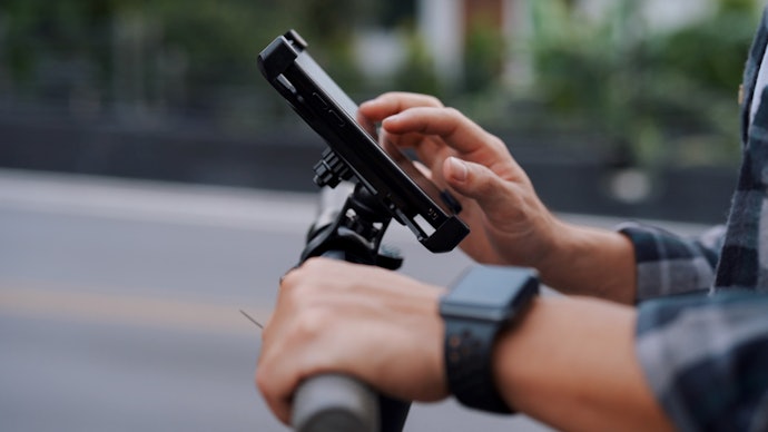 Pertimbangkan holder HP dengan lapisan karet atau bantalan busa untuk meredam getaran