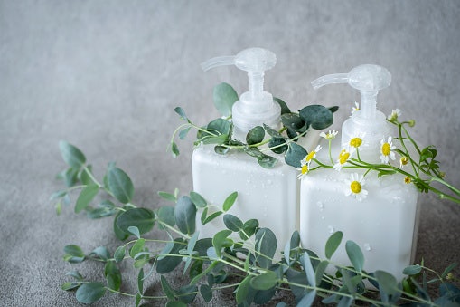 Untuk kulit kepala sensitif, pilih scalp shampoo yang bebas bahan kimia berbahaya; Lebih baik jika memiliki label hypoallergenic atau organik