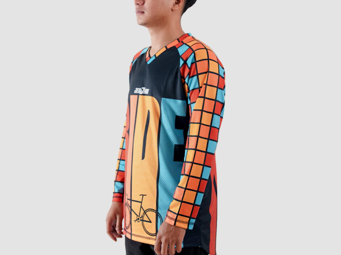 Untuk jersey sepeda MTB atau downhill, pertimbangkan potongan regular fit