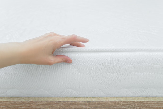 Utamakan kasur spring bed dengan ketebalan 23 cm atau lebih untuk menjaga postur tidur yang ideal