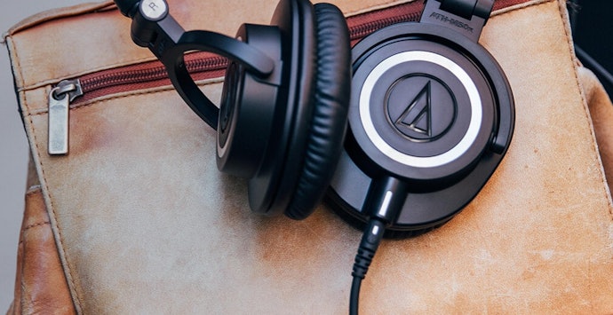 Anda sering memakai headphone? Pilih tipe kabel yang ringan atau tipe wireless dengan daya tahan 50 jam ke atas
