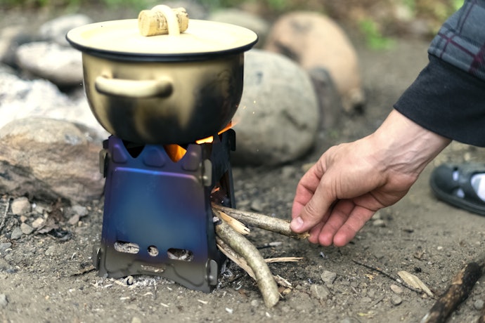 Utamakan kompor kayu portable dari bahan titanium; Namun, kompor stainless steel juga sudah cukup apabila budget Anda terbatas