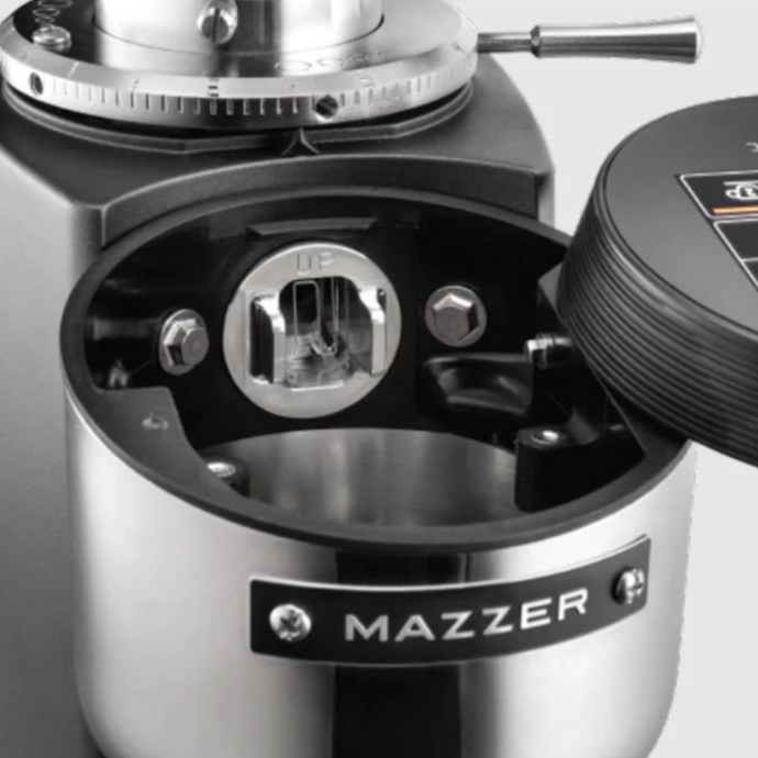 Ketahui beberapa merek grinder kopi elektrik yang populer di pasaran: Mahlkönig, Mazzer, Timemore, dan Baratza