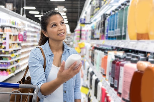 Pertama, pastikan shampoo tersebut benar-benar organik dengan melihat sertifikasi dan komposisinya