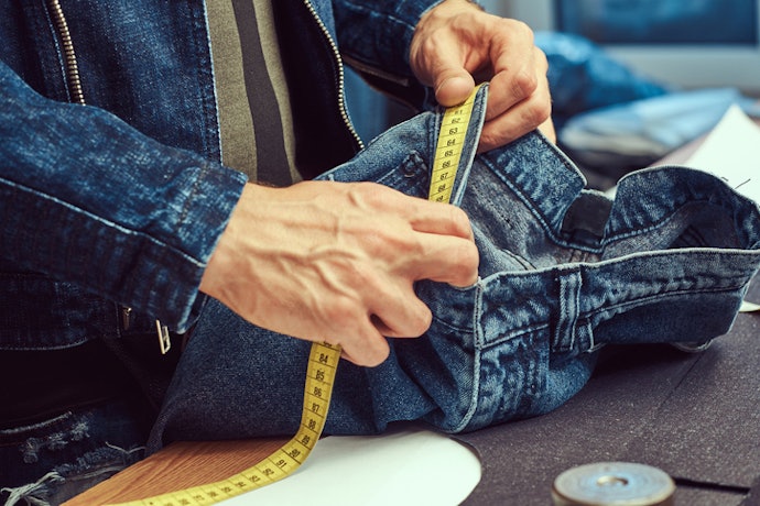 Cek detail celana, seperti potongan pinggang atau leg opening