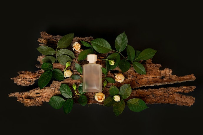 Jika menyukai wangi woody yang lebih soft, temukan yang dipadukan dengan aroma floral atau musky