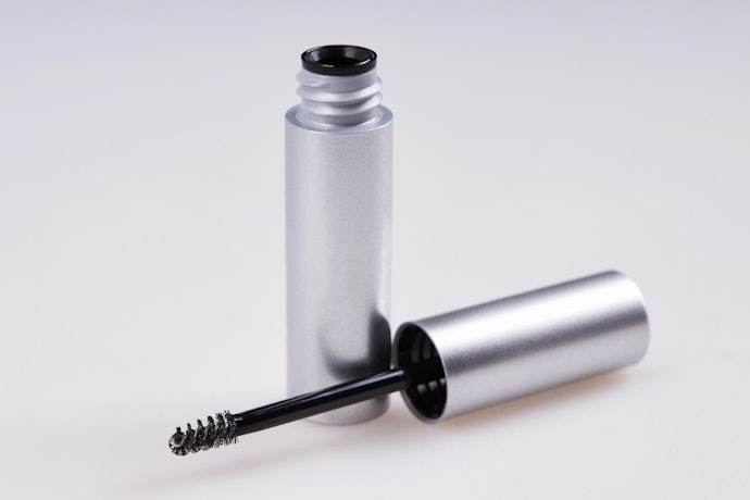 Untuk hasil alis yang lebih natural dan rapi, gunakan aplikator berbentuk spoolie, spidol alis dengan aplikator brush, atau menyerupai garpu bergigi empat