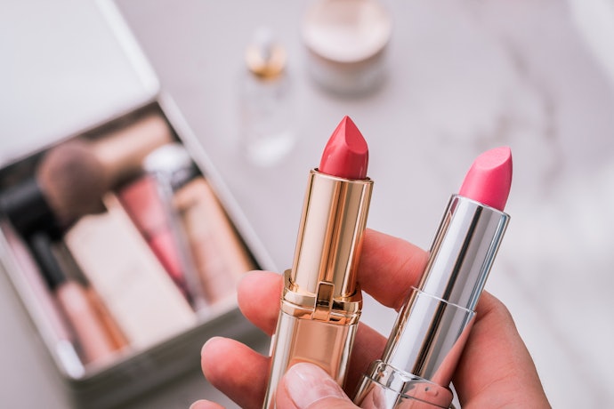 Bila kamu ingin riasan bibir tahan dalam waktu yang lama, utamakan lipstik dengan label transferproof
