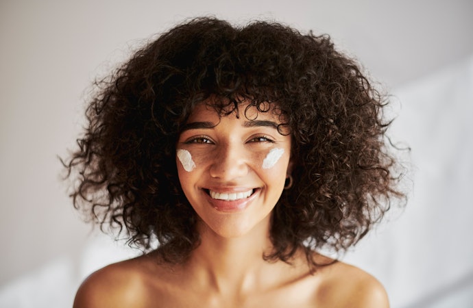 Untuk kulit sensitif, gunakan sunscreen niacinamide tipe physical atau hybrid yang tidak diserap kulit