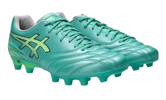 Untuk futsal atau bola, pilih sepatu dengan traksi outsole kuat atau bergerigi