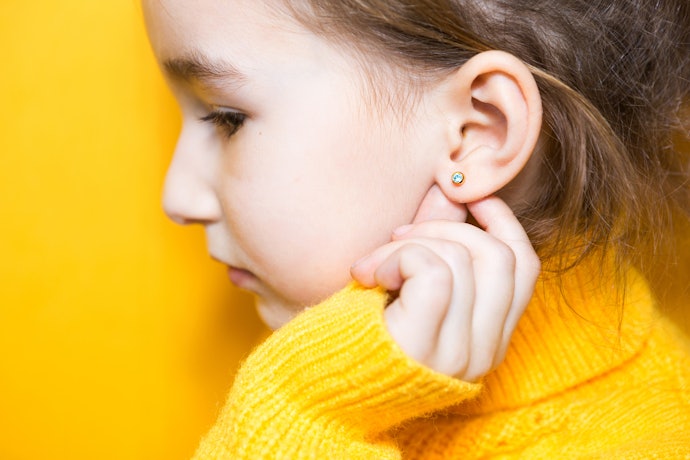 Pastikan anting anak dengan bobot maksimal 1 gram