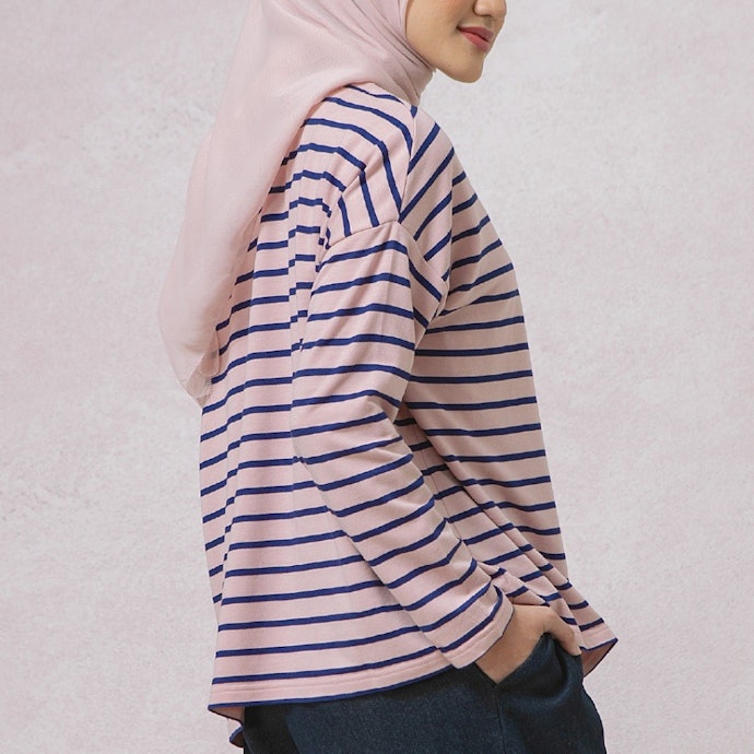 Untuk Anda yang berhijab, pertimbangkan model oversize, berkerah tinggi, dan tidak menerawang