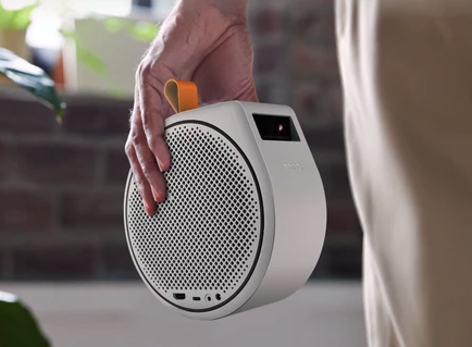 Jika Anda punya mobilitas tinggi, pertimbangkan proyektor mini portable dengan baterai