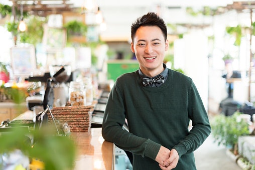 Perpaduan dasi kupu-kupu dan sweater juga oke, lho!