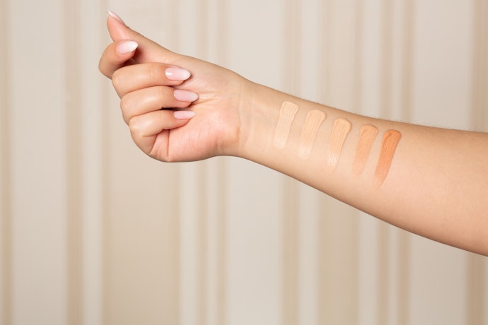Carilah warna foundation yang sesuai tone kulit dan pastikan ada klaim "tidak oksidasi" atau "minim oksidasi"