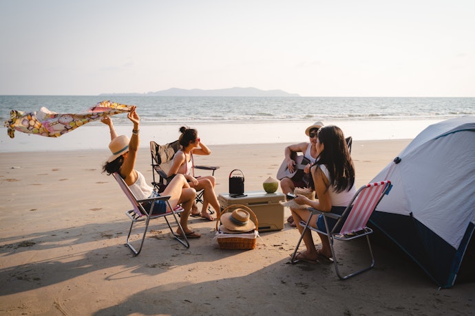 Pilih tempat glamping di daerah Tanah Lot seperti Bali Beach Glamping atau Menjangan Dynasty Resort di Buleleng jika Anda ingin menikmati suasana pantai